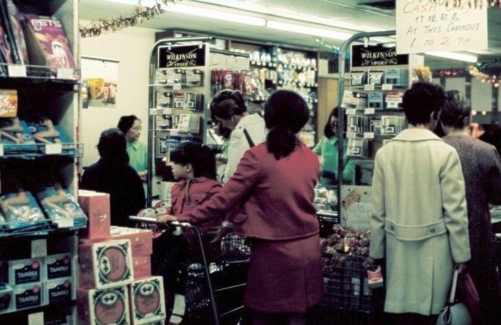 大利連超市由牛奶公司（Dairy Farm）及連卡佛（Lane Crawford）合作經營，英文名為Dairy Lane，以兩間母公司各取頭一個英文字命名。圖片攝於1971年12月，大利連超市的店舖格局與今天分別不大。（圖片來源：香港記憶／政府新聞處）