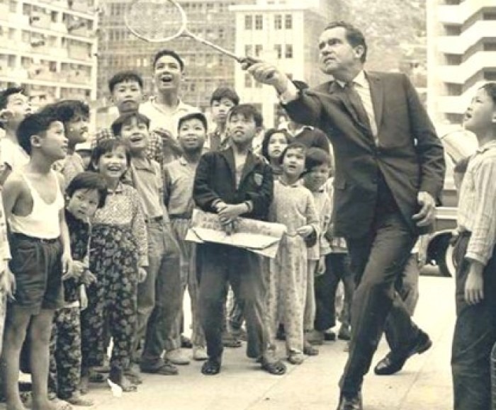 1969年成為美國總統的尼克遜，曾於1964年訪問香港，期間參觀過彩虹邨，這幀圖片拍低了他穿着西裝與彩虹街坊打羽毛球的一幕。（圖片來源：房委會官網）