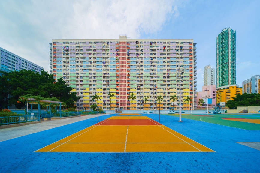 色彩斑爛的球場和後方的彩虹色民居，如今已成為網紅和遊客的打卡熱點，連韓國藝人組合SEVENTEEN也曾在這裏拍攝MV。（圖片來源：Shutterstock）