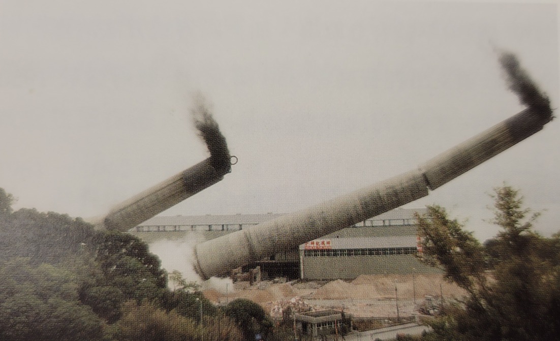屯門樂安排海水化淡廠於1982年關閉，1991年起逐步拆卸，兩支標誌性、高400呎的大煙囱被炸毀。廠址後來被闢作赤鱲角機場施工後勤基地。（圖片來源：《點滴話當年：香港供水一百五十年》）