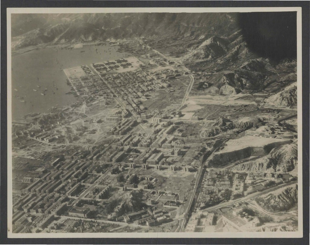 圖為1920年代的旺角鳥瞰圖。圖右為的平頂山頭為現時MOKO新世紀廣場及港鐵旺角東站一帶。（圖片來源：歷史檔案館facebook專頁）
