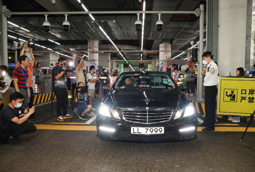 政府指自「港車北上」在今年(2023年)7月實施,第一個月(7月)有約3,700宗預約出行,數字不斷攀升,11月預約出行宗數達到32,600宗,半年間共接獲89,000宗「港車北上」出行預約。圖片攝於措施生效第一天,一輛香港汽車進入珠海時被大量記者包圍拍攝。(圖片來源:Getty) 政府指自「港車北上」在今年(2023年)7月實施,第一個月(7月)有約3,700宗預約出行,數字不斷攀升,11月預約出行宗數達到32,600宗,半年間共接獲89,000宗「港車北上」出行預約。圖片攝於措施生效第一天,一輛香港汽車進入珠海時被大量記者包圍拍攝。(圖片來源:Getty)