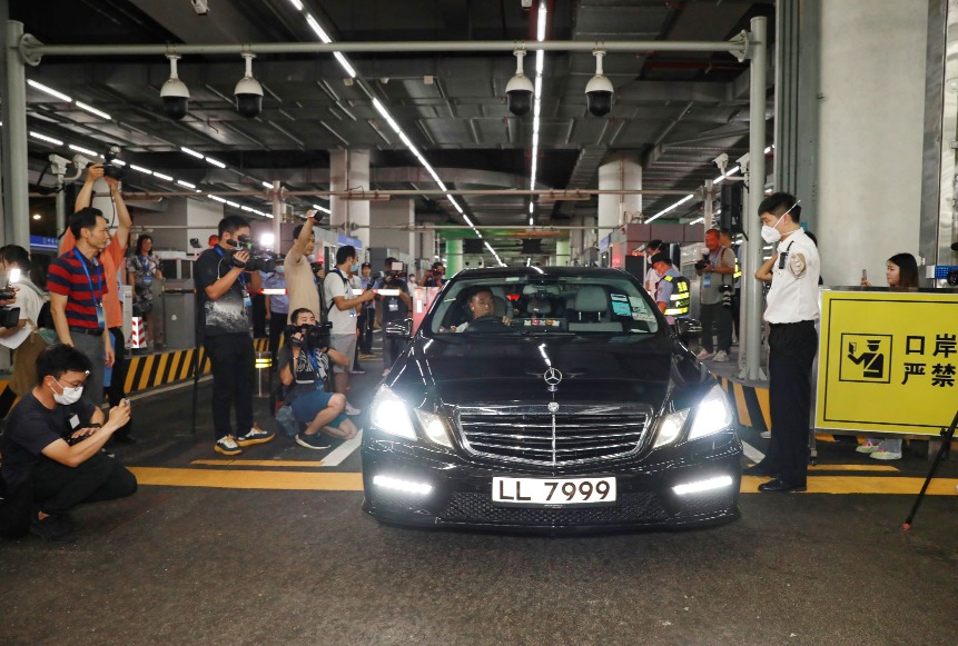 政府指自「港車北上」在今年（2023年）7月實施，第一個月(7月)有約3,700宗預約出行，數字不斷攀升，11月預約出行宗數達到32,600宗，半年間共接獲89,000宗「港車北上」出行預約。圖片攝於措施生效第一天，一輛香港汽車進入珠海時被大量記者包圍拍攝。（圖片來源：Getty）