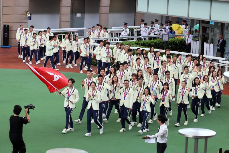馬會早前在沙田馬場舉行「亞運獎牌運動員賽馬日」，向112名得獎運動員頒授支票，發放共3,250萬元獎金，支持香港體壇培育出色運動員。（圖片來源：香港賽馬會）