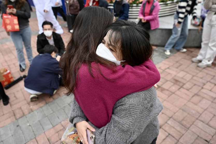 香港與內地通關首日,市民分隔多時的親友在落馬洲口岸重逢相擁,場面感人。(圖片來源:視覺中國) 香港與內地通關首日,市民分隔多時的親友在落馬洲口岸重逢相擁,場面感人。(圖片來源:視覺中國)
