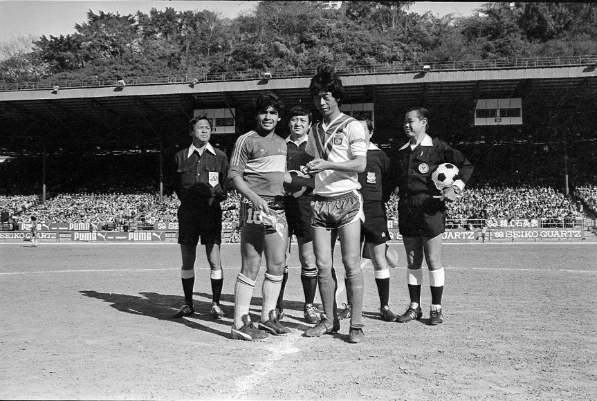 有球迷指，1982年阿根廷小保加球隊訪港，單看球王馬勒當拿與（左）與「港產球王」精工隊的胡國雄（右）較勁，已值回票價。（圖片來源：Getty）