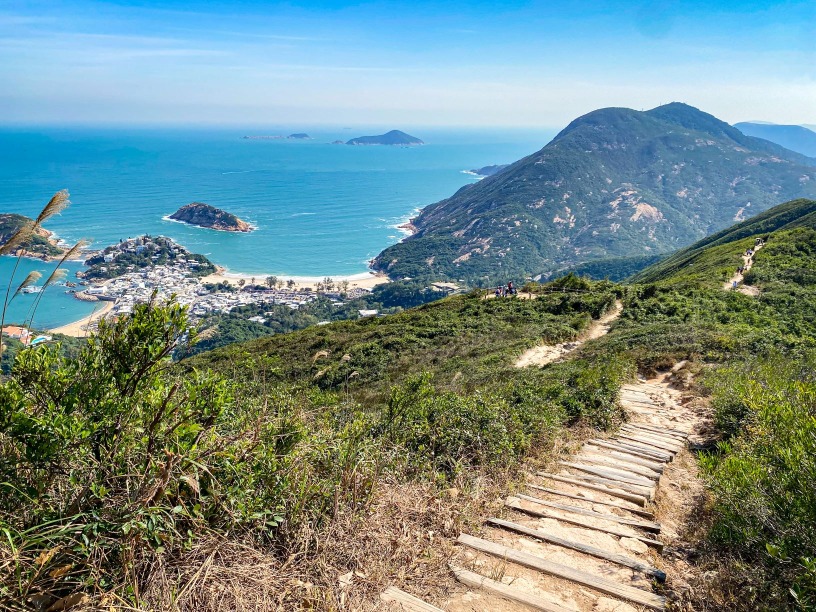 龍脊位於石澳郊野公園內，是指打爛埕頂山與雲枕山之間的一段高低起伏的山路。此龍徑屬於港島徑第八段，是山路最多的一段，亦是風光最優美的一段。（圖片來源：Getty）