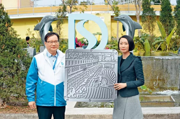 啟德河旁的特色渠蓋由建築師楊鳳儀(右)設計,作品從1,400份市民遞交的設計中脫穎而出奪冠。她說設計靈感來自啟德河活化工程,認為做好渠務工作,不用到新界都可見到小白鷺的蹤跡。她身旁為渠務署助理署長崔偉誠。(圖片來源:星島日報) 啟德河旁的特色渠蓋由建築師楊鳳儀(右)設計,作品從1,400份市民遞交的設計中脫穎而出奪冠。她說設計靈感來自啟德河活化工程,認為做好渠務工作,不用到新界都可見到小白鷺的蹤跡。她身旁為渠務署助理署長崔偉誠。(圖片來源:星島日報)