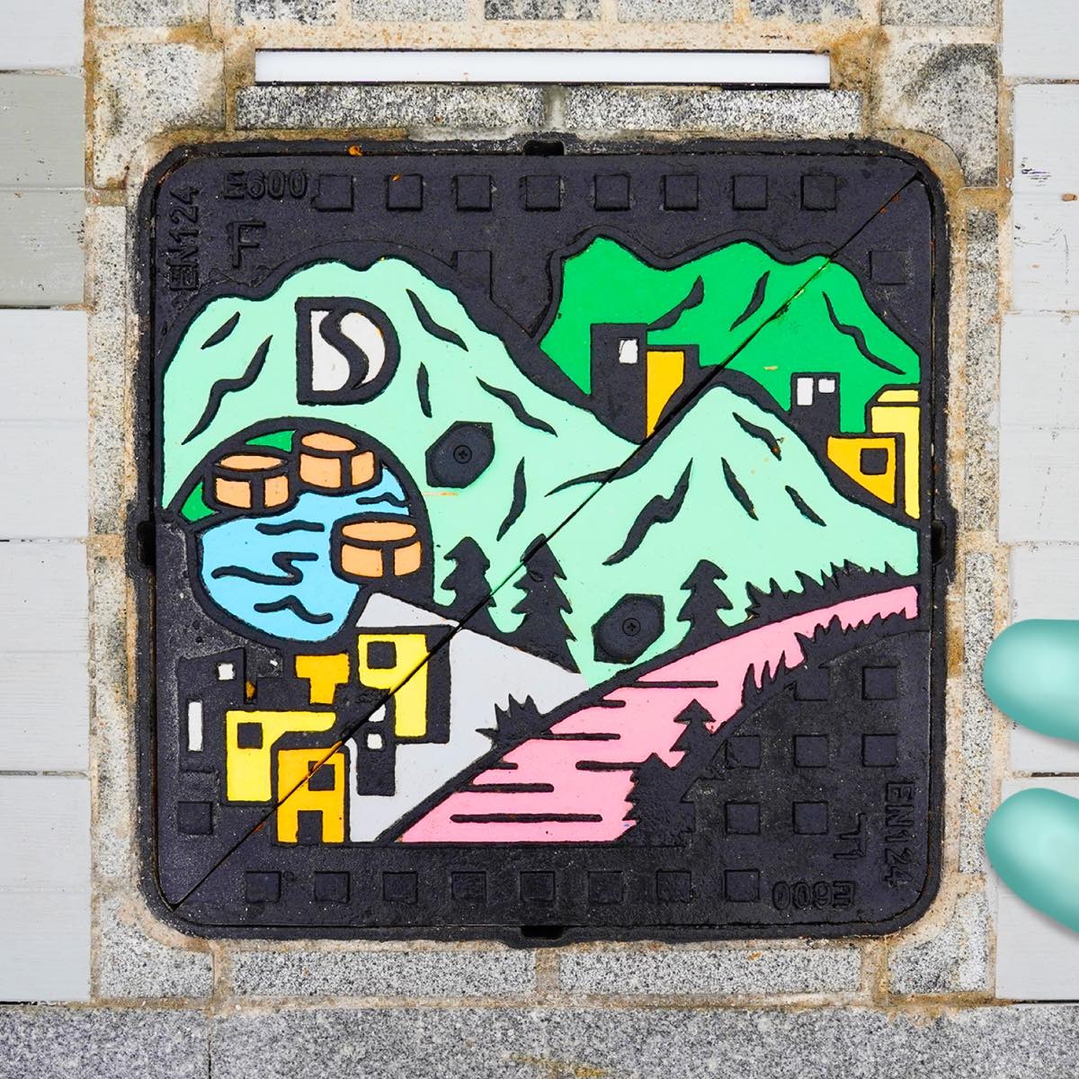 這個特色渠蓋可在土瓜灣海濱見到,它是渠務署30周年渠蓋設計比賽的亞軍作品,同時獲頒「最具人氣獎」,由市民袁慧萍設計。(圖片來源:「下水水 Drainy」facebook專頁) 這個特色渠蓋可在土瓜灣海濱見到,它是渠務署30周年渠蓋設計比賽的亞軍作品,同時獲頒「最具人氣獎」,由市民袁慧萍設計。(圖片來源:「下水水 Drainy」facebook專頁)