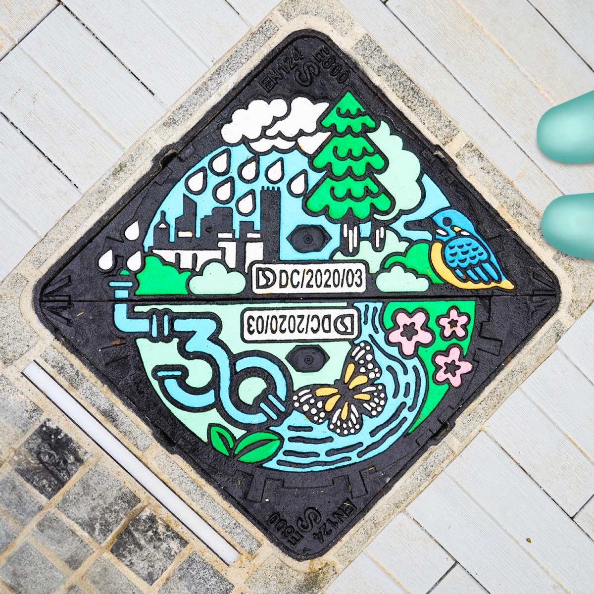2023年12月對外開放的土瓜灣海濱展出了過往在渠蓋設計比賽的得奬作品。(圖片來源:「下水水 Drainy」facebook專頁) 2023年12月對外開放的土瓜灣海濱展出了過往在渠蓋設計比賽的得奬作品。(圖片來源:「下水水 Drainy」facebook專頁)