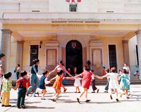 1930年港英政府拨出铜锣湾礼顿山道一幅地让保良局兴建局址，其中座大楼在1932年落成，一直用作留局儿童的住宿设施至今。该建筑并在2009年获评定为二级历史建筑，2023年更升格为一级历史建筑。（图片来源：保良局官网）