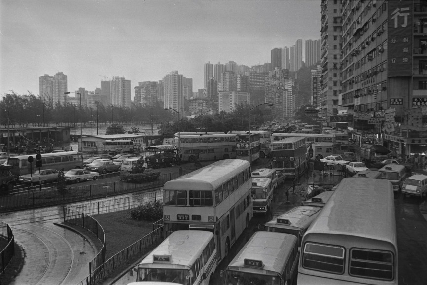 圖片攝於1978年午膳時間，銅鑼灣告士打道一帶交通擠塞。（圖片來源：Getty）