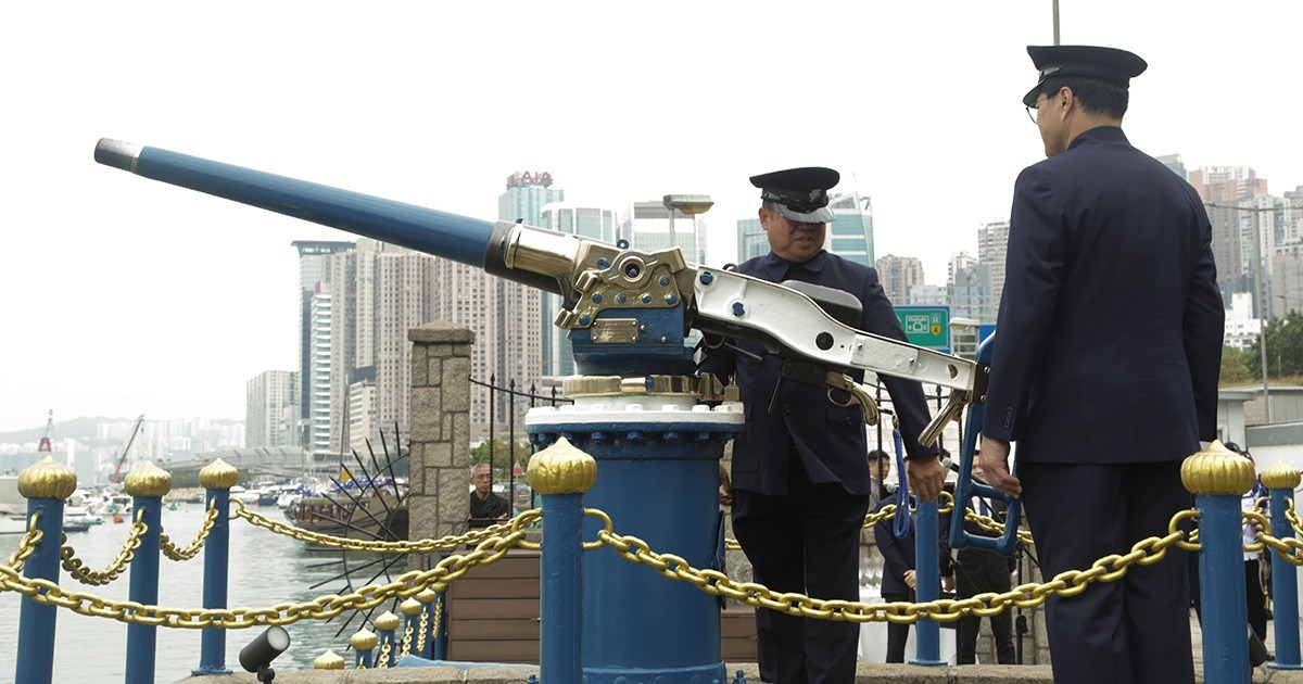 如今怡和午炮已成為香港一道旅遊風光，市民可於每天正午12時，到銅纙灣告士打道海旁的炮台，觀看禮炮師發射怡和午炮和作近距離參觀。（圖片來源：香港旅發局）