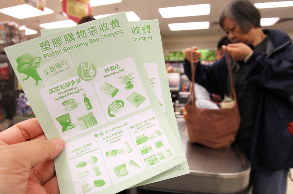 昔日膠袋徵費所得款項,都要上繳政府,不過2015年開始,政府容許商戶保留有關款項,換言之,膠袋徵費已變成商戶收入一部分。環保組識「綠惜地球」估算,2020年本港共棄置的41.8億個膠袋中,有6.2億個為獲豁免徵費的膠袋;若餘下的35.6億個膠袋以每個收取0.5元計算,商戶可獲約17.8億元額外收入。(圖片來源:Getty) 昔日膠袋徵費所得款項,都要上繳政府,不過2015年開始,政府容許商戶保留有關款項,換言之,膠袋徵費已變成商戶收入一部分。環保組識「綠惜地球」估算,2020年本港共棄置的41.8億個膠袋中,有6.2億個為獲豁免徵費的膠袋;若餘下的35.6億個膠袋以每個收取0.5元計算,商戶可獲約17.8億元額外收入。(圖片來源:Getty)