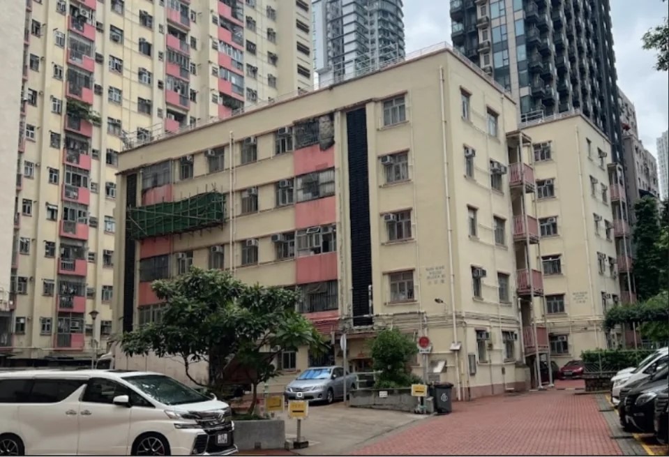 北角模范村与大坑西村一样是私营兴建的廉租屋村，由志愿团体“香港模范屋宇会”兴建，早在1953年落成。不过1979年，模范村因管理不善被政府收回，交予房委会接管，自此大坑西村便成为全港仅余的私营廉租屋村。（图片来源：审计报告）