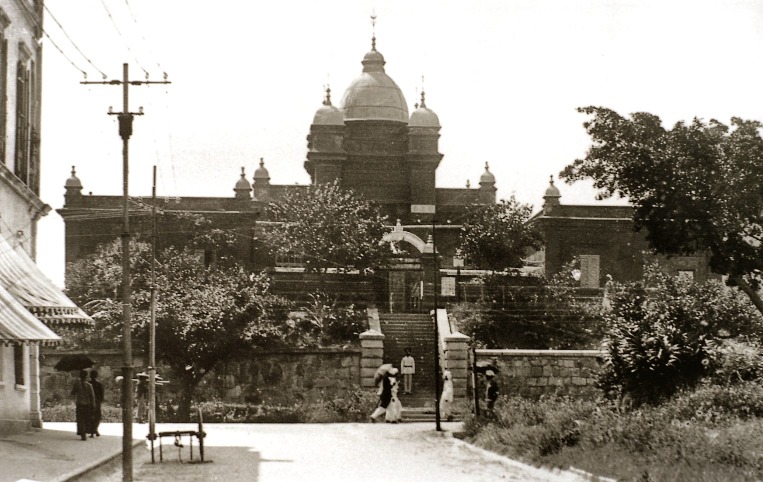图为约1905年，从尖沙咀金马伦道西望向建于昔日的清真寺。（图片来源：香港记忆/高添强）
