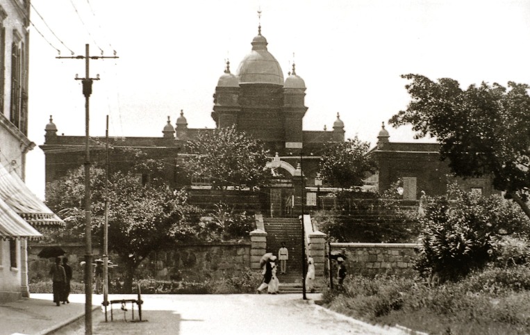 圖為約1905年,從尖沙咀金馬倫道西望向建於昔日的清真寺。(圖片來源:香港記憶/高添強) 圖為約1905年,從尖沙咀金馬倫道西望向建於昔日的清真寺。(圖片來源:香港記憶/高添強)
