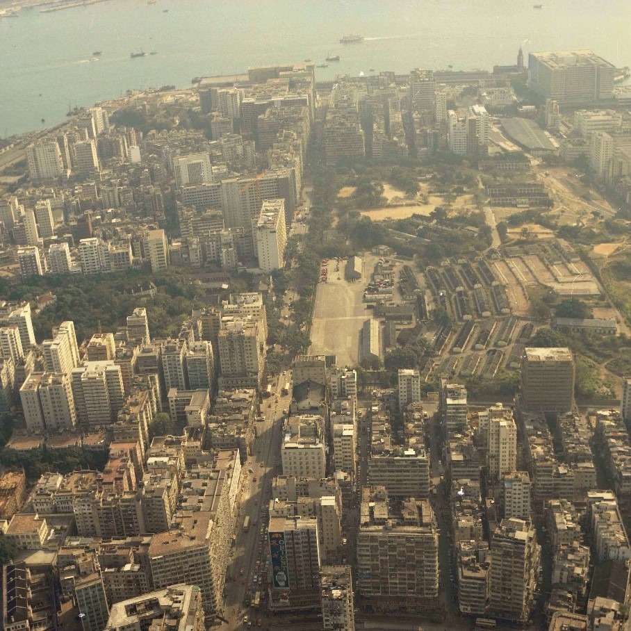 圖為1970年代的尖沙咀鳥瞰圖,正中央是彌敦道,中右方為威菲路道軍營,右上角臨海位置可見尖沙咀鐘樓和舊火車總站。(圖片來源:香港大學圖書館) 圖為1970年代的尖沙咀鳥瞰圖,正中央是彌敦道,中右方為威菲路道軍營,右上角臨海位置可見尖沙咀鐘樓和舊火車總站。(圖片來源:香港大學圖書館)