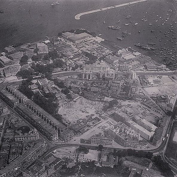 圖為 1950年代的銅鑼灣照片，正中央是開挖中的利園山，左下方可見利舞臺，右上方則是銅鑼灣避風塘。（網上圖片）