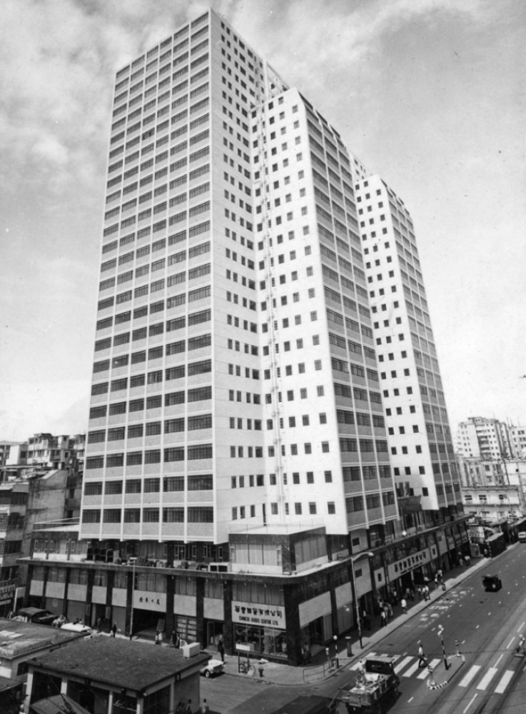 商务印书馆的北角厂房于1960年代拆卸，后来兴建了侨冠大厦及侨辉大厦。图为1966年落成的侨冠大厦。（图片来源：香港记忆／香港大学图书馆）
