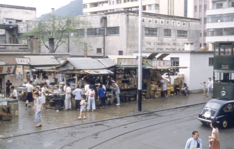 图片摄于1950年代北角，前方有电车及路轨，后方为商务印书馆厂房。（图片来源：香港旧照片Facebook专页）