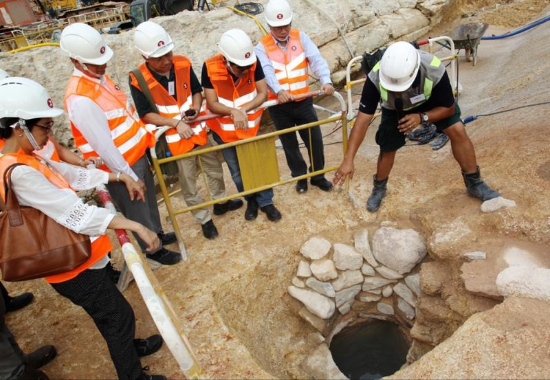 2014年港铁在兴建沙中线地盘发现了多个古井及大量文物，，推断土瓜湾一带在宋元时期已有人定居。（图片来源：大公网）