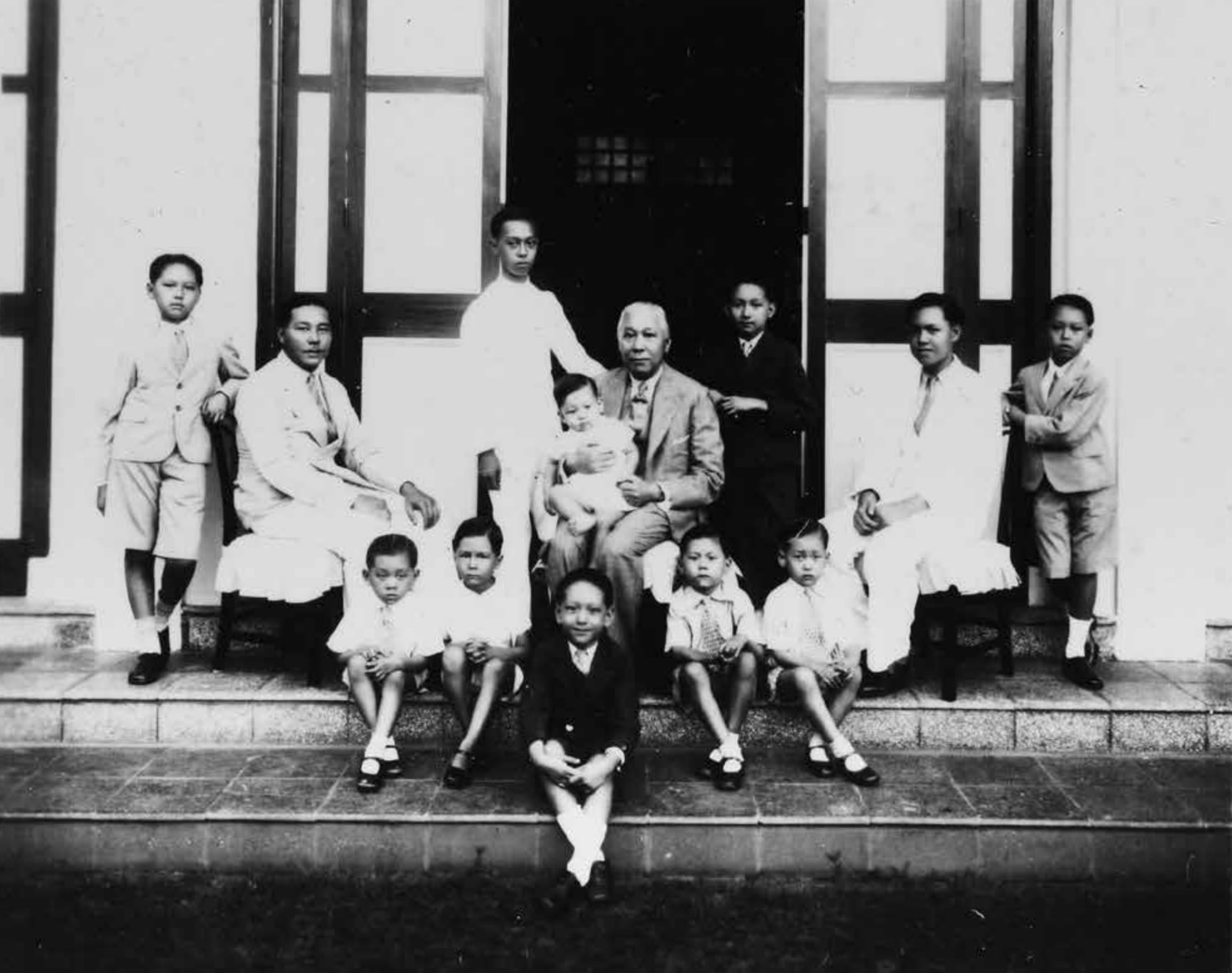 余仁生賣盤|前掌舵余東旋篤信風水 香港建3座古堡延壽 | 飛凡香港 | 樂活灣區 | 當代中國