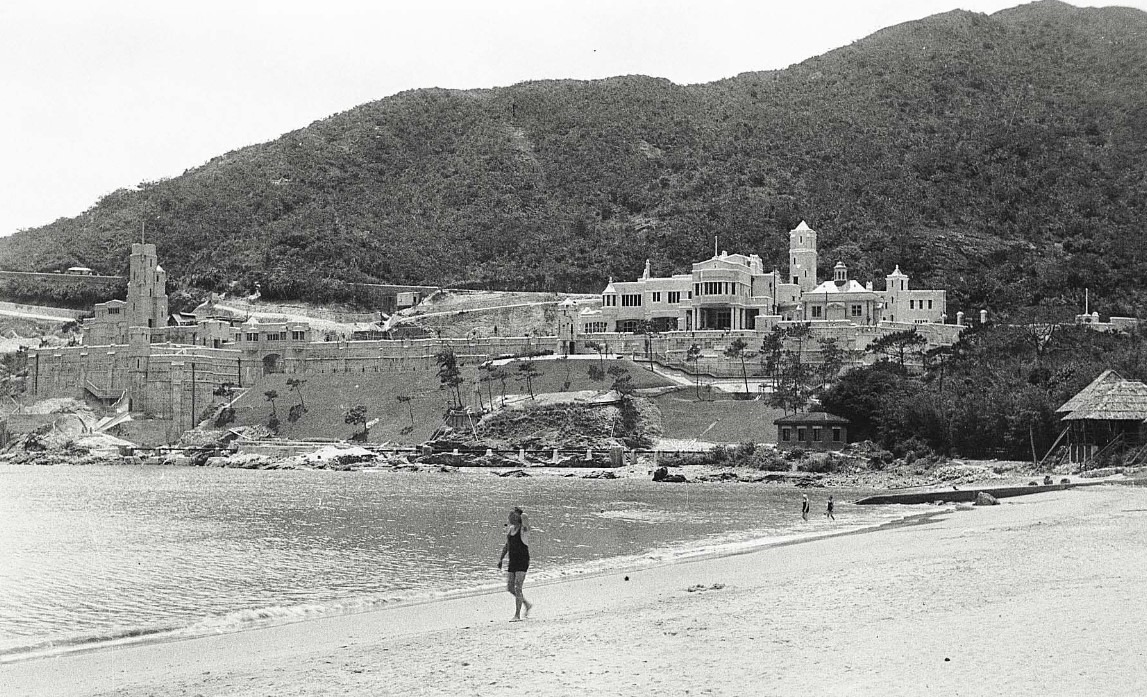 圖片攝於1930年代的淺水灣沙灘，背景山坡一整排的建築就是余東旋的淺水灣古堡大宅余園。自從上世紀20年代淺水灣酒店落成，這一帶就成為上流社會的社交及渡假勝地。（圖片來源：香港大學圖書館）