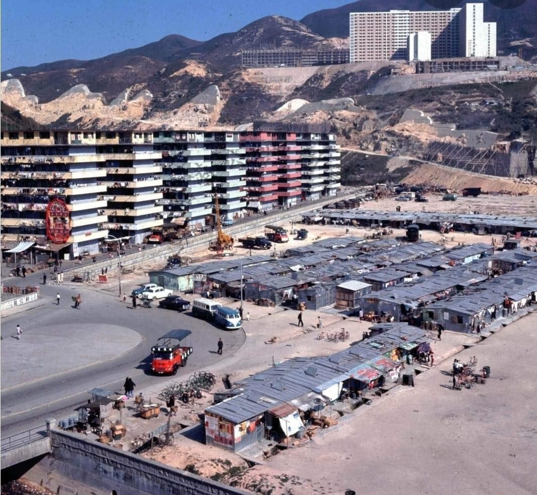 根据观塘区议会和观塘民政事务处制作出版的《观塘风物志》,当年在观塘兴建大型徙置区,除了用于安置木屋居民,改善基层生活,另亦可清拆被木屋非法占据的土地,香港工业起飞将之重新规划发展。(网上图片) 根据观塘区议会和观塘民政事务处制作出版的《观塘风物志》,当年在观塘兴建大型徙置区,除了用于安置木屋居民,改善基层生活,另亦可清拆被木屋非法占据的土地,香港工业起飞将之重新规划发展。(网上图片)