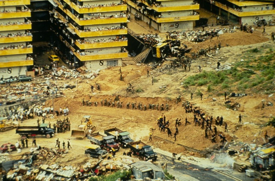 1972年的“618雨灾”,观塘鸡寮的木屋区被掩埋,造成71人死亡。当年另一处重灾区是港岛半山宝珊道,12层高的旭龢大厦遭山泥冲击下彻底倒塌。(图片来源:土木工程拓展署) 1972年的“618雨灾”,观塘鸡寮的木屋区被掩埋,造成71人死亡。当年另一处重灾区是港岛半山宝珊道,12层高的旭龢大厦遭山泥冲击下彻底倒塌。(图片来源:土木工程拓展署)