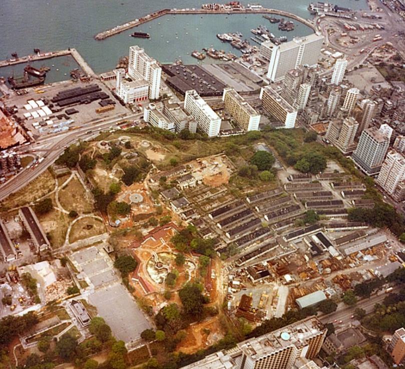 图为1979年的九龙公园，图左方可见部分公园设施，右方仍见威菲路军营的建筑。根据康文署资料，1989年，九龙公园获前英皇御准由香港赛马会斥资3亿元重建，令这片占地13.3公顷的市区绿州，为市民提供全面的动态及静态康乐设施。（图片来源：Gwulo Old Hong Kong）