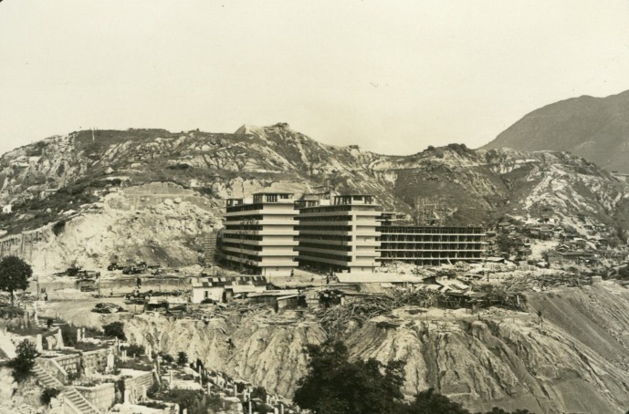 这帧照片摄于1957年6月,老虎岩正兴建新的徙置屋村,图为第D、E、F座。翻查报章,当年市民入住老虎岩徙置区240呎的单位,设有露台,租金为45元。(图片来源:政府档案处) 这帧照片摄于1957年6月,老虎岩正兴建新的徙置屋村,图为第D、E、F座。翻查报章,当年市民入住老虎岩徙置区240呎的单位,设有露台,租金为45元。(图片来源:政府档案处)