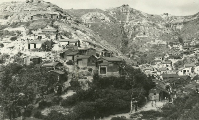 图片摄于1956年10月,老虎岩的山边寮屋即将拆卸,土地将用以兴建徙置大厦。(图片来源:政府档案处) 图片摄于1956年10月,老虎岩的山边寮屋即将拆卸,土地将用以兴建徙置大厦。(图片来源:政府档案处)