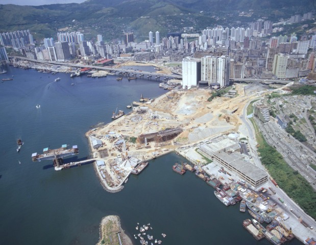 图片摄于1980年代,中央为海滨花园的建设工地。图左为兴建中的青荃桥(青衣北桥),该桥于1987年落成。图右可见荃湾华人永远坟场。(图片来源:香港记忆/香港大学图书馆) 图片摄于1980年代,中央为海滨花园的建设工地。图左为兴建中的青荃桥(青衣北桥),该桥于1987年落成。图右可见荃湾华人永远坟场。(图片来源:香港记忆/香港大学图书馆)