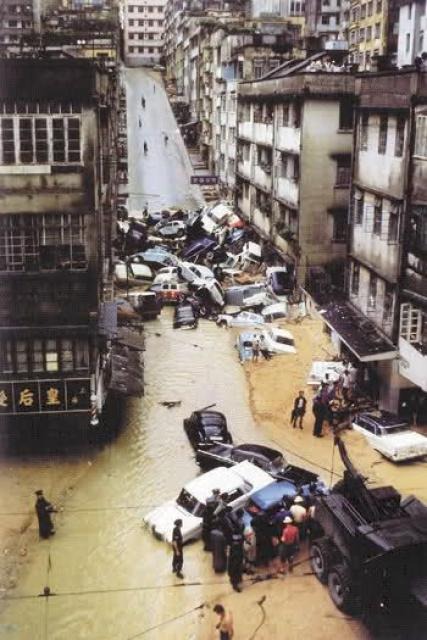 1966年6月11日至13日,香港連續三日暴雨成災,北角賽西湖氾濫,山洪暴發,明園西街這幀汽車堆疊的震撼圖片,成為歷史定格。(網上圖片) 1966年6月11日至13日,香港連續三日暴雨成災,北角賽西湖氾濫,山洪暴發,明園西街這幀汽車堆疊的震撼圖片,成為歷史定格。(網上圖片)