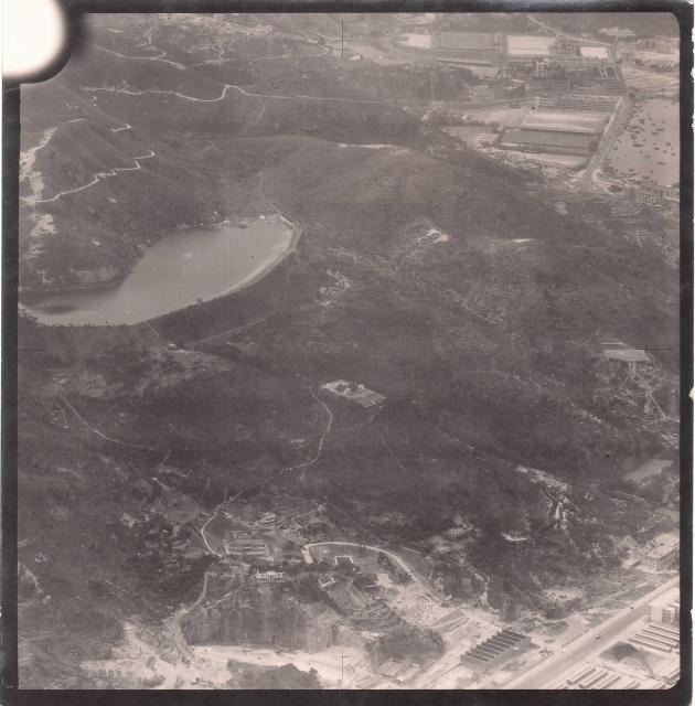 這幀攝於1939年的照片,把賽西湖和山下一角的建築收入眼簾。(圖片來源:Gwulo/Lieut Peter Medd RN) 這幀攝於1939年的照片,把賽西湖和山下一角的建築收入眼簾。(圖片來源:Gwulo/Lieut Peter Medd RN)