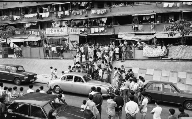 1970年代初,在老虎岩徙置区拍摄《狮子山下》的情况。(图片来源:香港电台) 1970年代初,在老虎岩徙置区拍摄《狮子山下》的情况。(图片来源:香港电台)