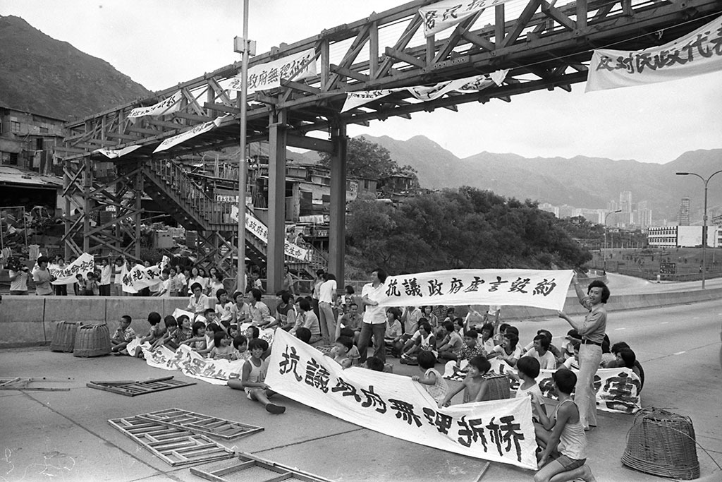 张敏仪接手监制《狮子山下》后,找来很多新锐导演制作内容,包括后来取得香港电影金像奖最佳导演的许鞍华、方育平等,也曾执导《狮子山下》作品。图为许鞍华拍摄的《桥》。(图片来源:香港电台) 张敏仪接手监制《狮子山下》后,找来很多新锐导演制作内容,包括后来取得香港电影金像奖最佳导演的许鞍华、方育平等,也曾执导《狮子山下》作品。图为许鞍华拍摄的《桥》。(图片来源:香港电台)