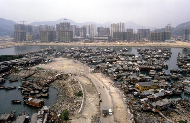 1979年屯门青山湾,背景为施工中的友爱村和安定村。 1979年屯门青山湾,背景为施工中的友爱村和安定村。