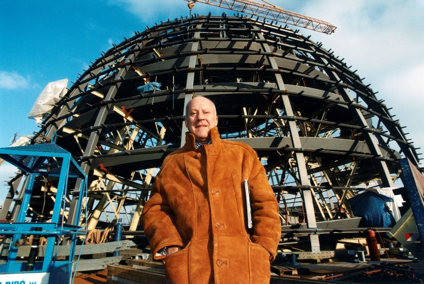 諾曼・福斯特(Norman Foster)曾在英國皇家空軍服役 諾曼・福斯特(Norman Foster)曾在英國皇家空軍服役