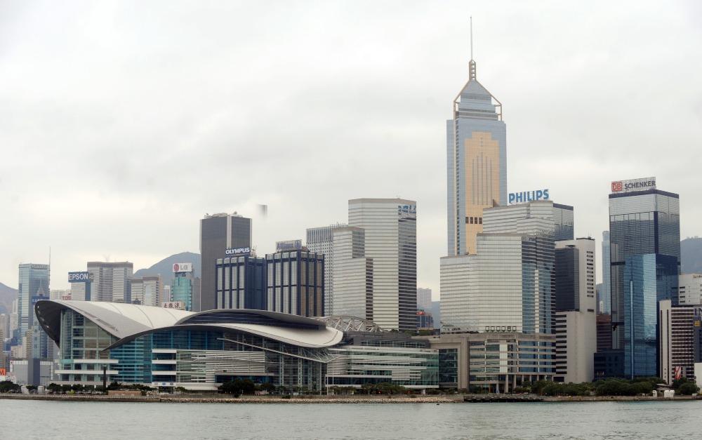 图中最高的大厦是全港第三高楼的中环广场，它不是在中环，而是位于湾仔海湾道。