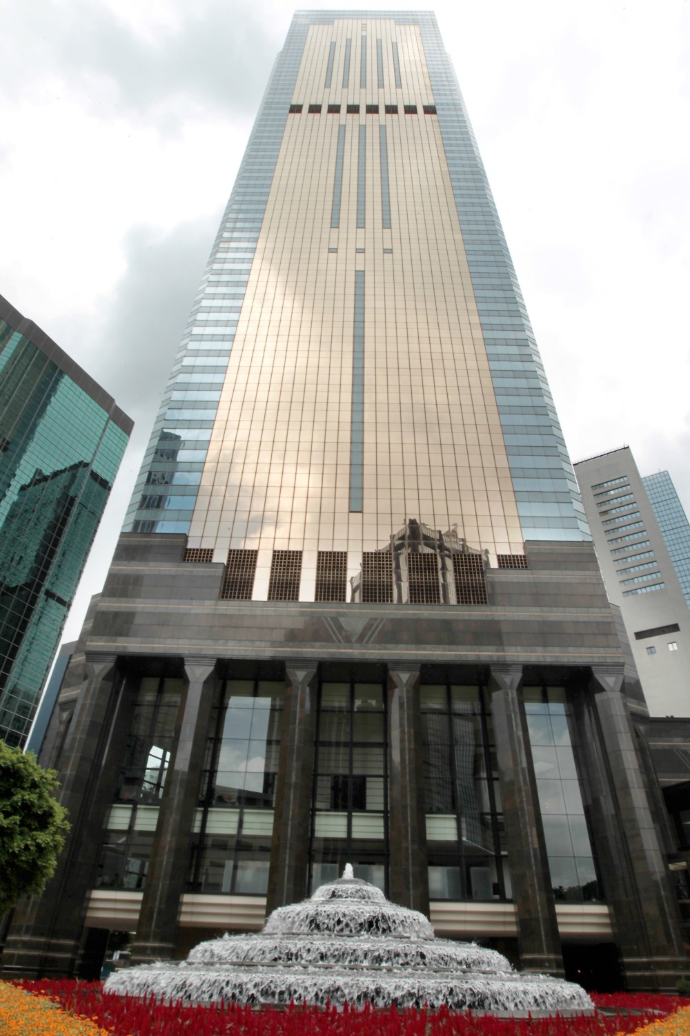 中环广场地面有一个喷水池花园，跟比邻的公众休息场所构成一个供市民闲坐的休憩空间。