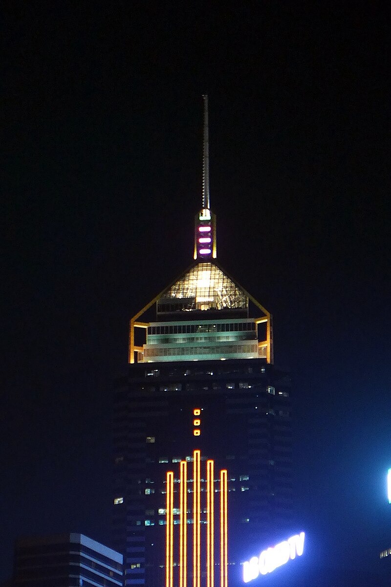 中环广场顶部设四格幻彩时钟“丽光时计”，到了晚上，颜色灯光会每隔15分钟转换一格。