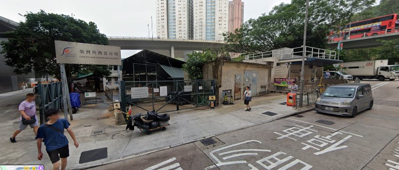 柴湾角街上，设有早于1980年开始启用的柴湾角熟食市场。图右后为柴湾角公厕。