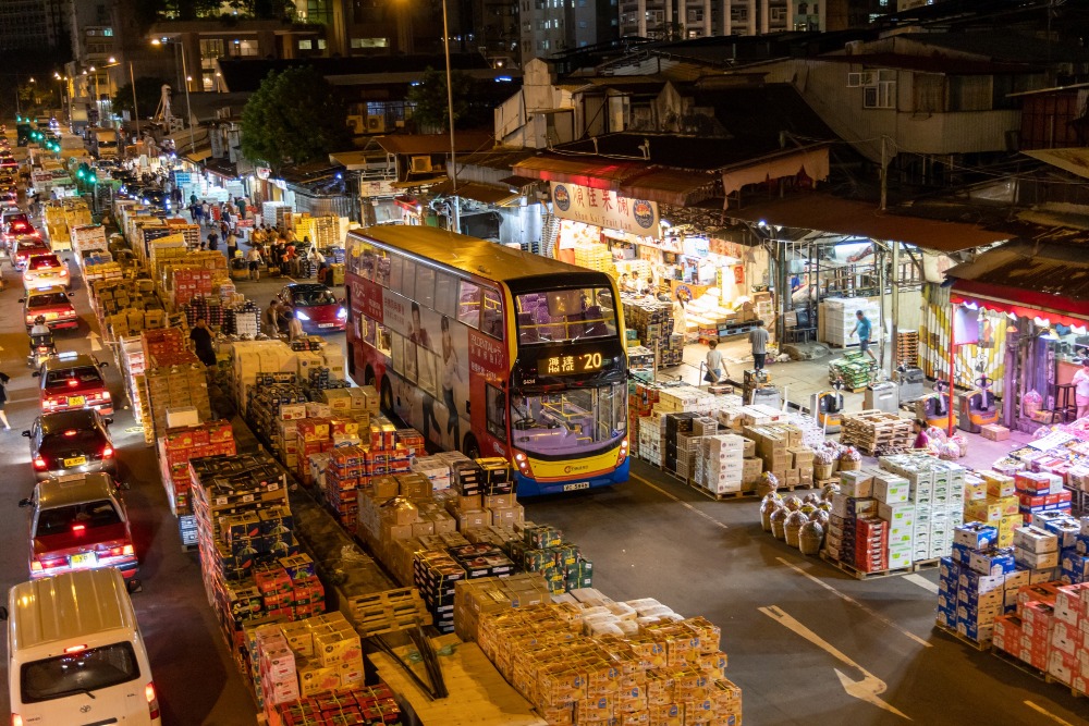 到了晩上，运载水果到油麻地果栏的货车会停占马路落货，不时出现人车争路的情况。