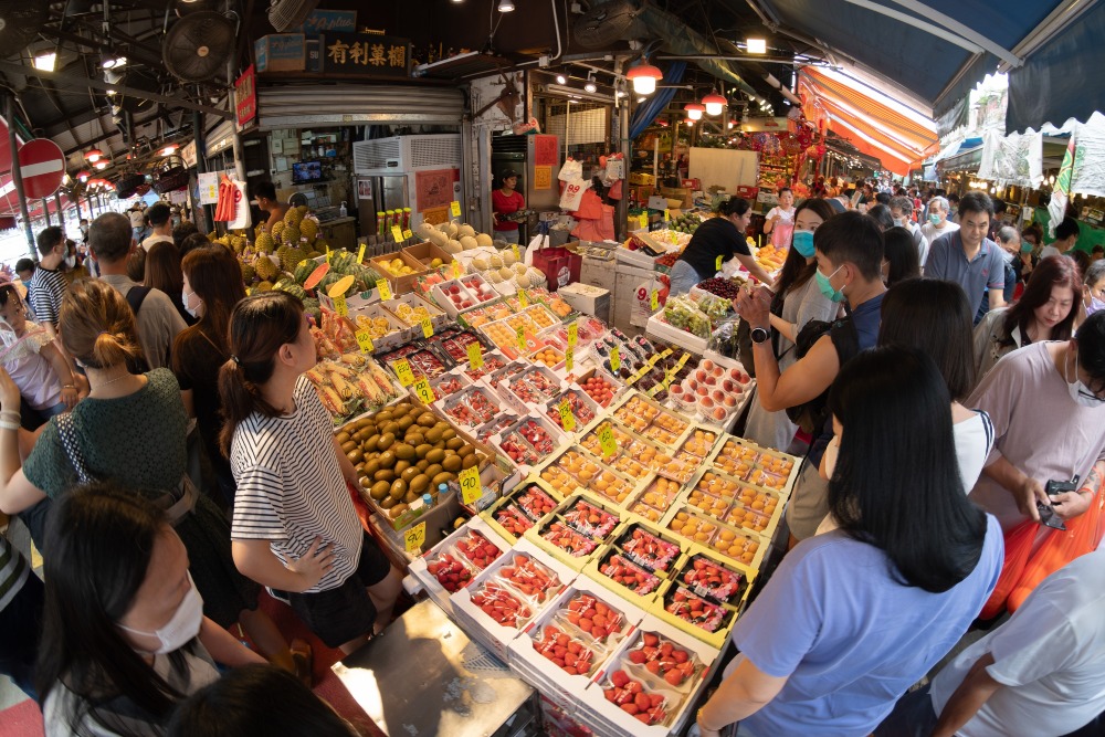 每逢农历新年、中秋节等节日前夕，不少人爱到油麻地果栏选购水果，喜其选择多及新鲜。