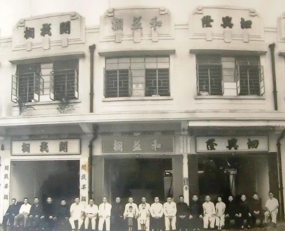 1952年，油麻地石龙街的新栏落成，由原本的菜栏改建为16间模式相同的石制建筑水果栏。