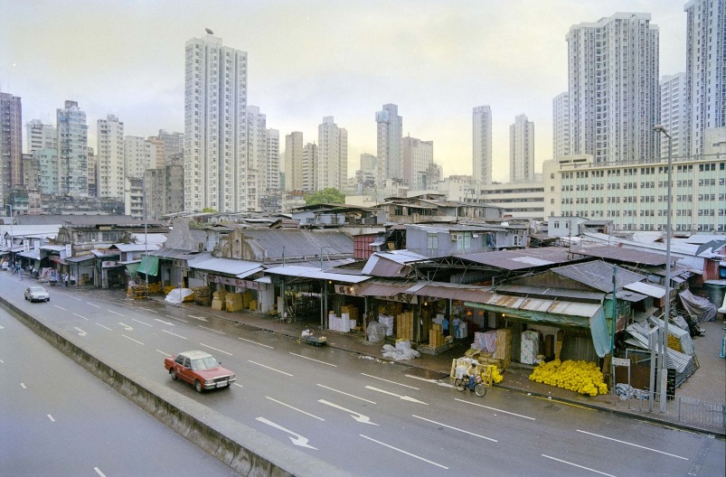 1920、30年代，油麻地果栏开始出现多幢一、两层高的砖石建筑，也就逐渐组成今天的面貌。