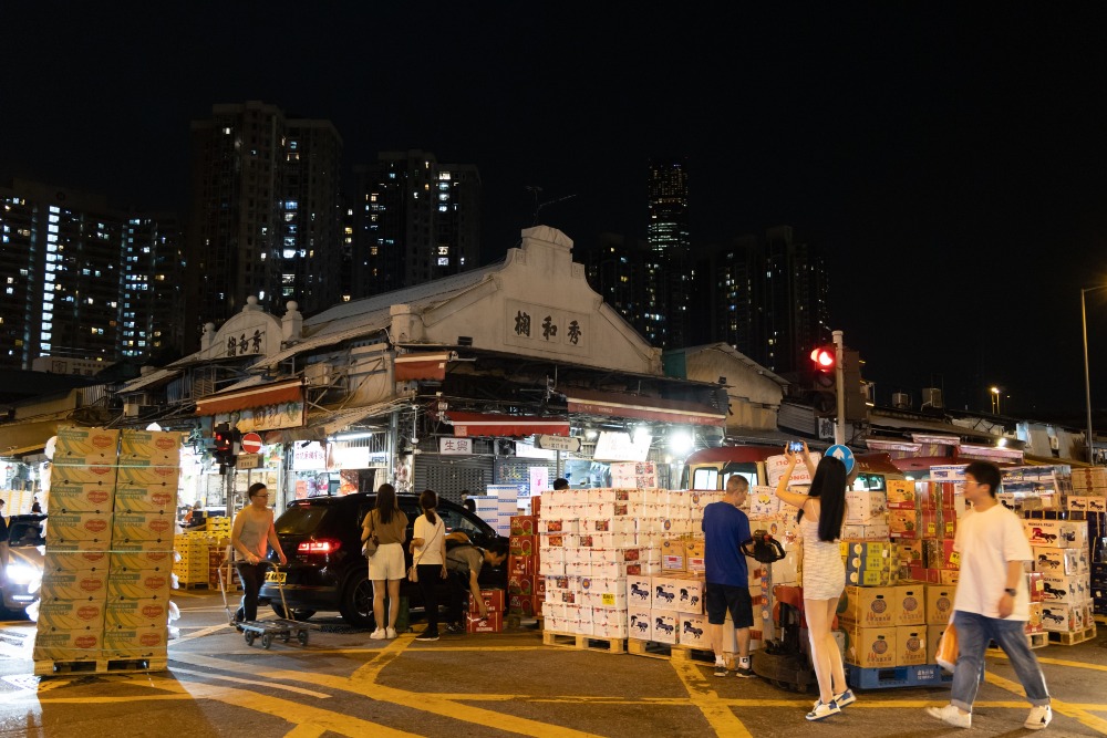 每到晚上，油麻地果栏开始热闹起来，午夜开始，搬运工作开始一天日常运作。