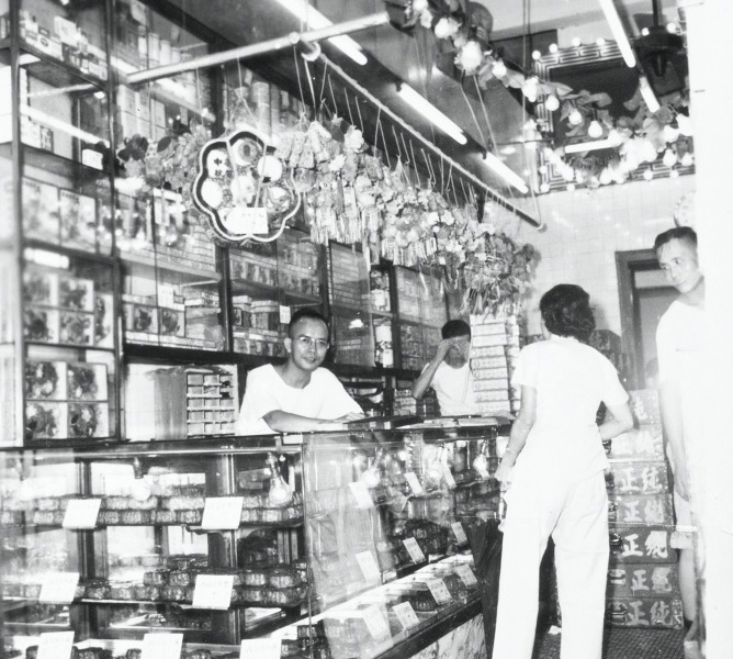 昔日聘用伙计要包伙食，在日占时期，奇华虽然没生意，但黄业荣未有辞退员工，反与伙计利用杂货店剩余的糖和面粉等材料，制作出光酥饼和杏仁饼等出售，维持生计，共度时艰。香港重光后，奇华的唐饼已建立起口碑。